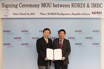 Signing an MOU with the Institute of Marine Biochemistry (IMBC) of Vietnam