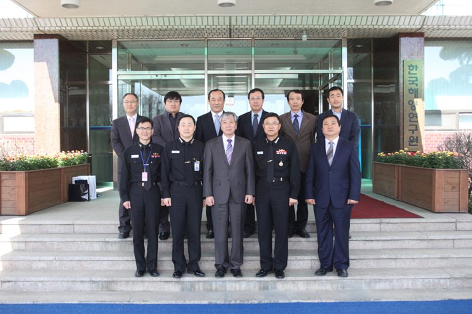 Group led by Captain CHOE Gang-yong, head of the marine tactics and information team of the navy, visits KORDI_image1