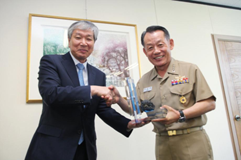 Visit by the chief of navy operations_image0