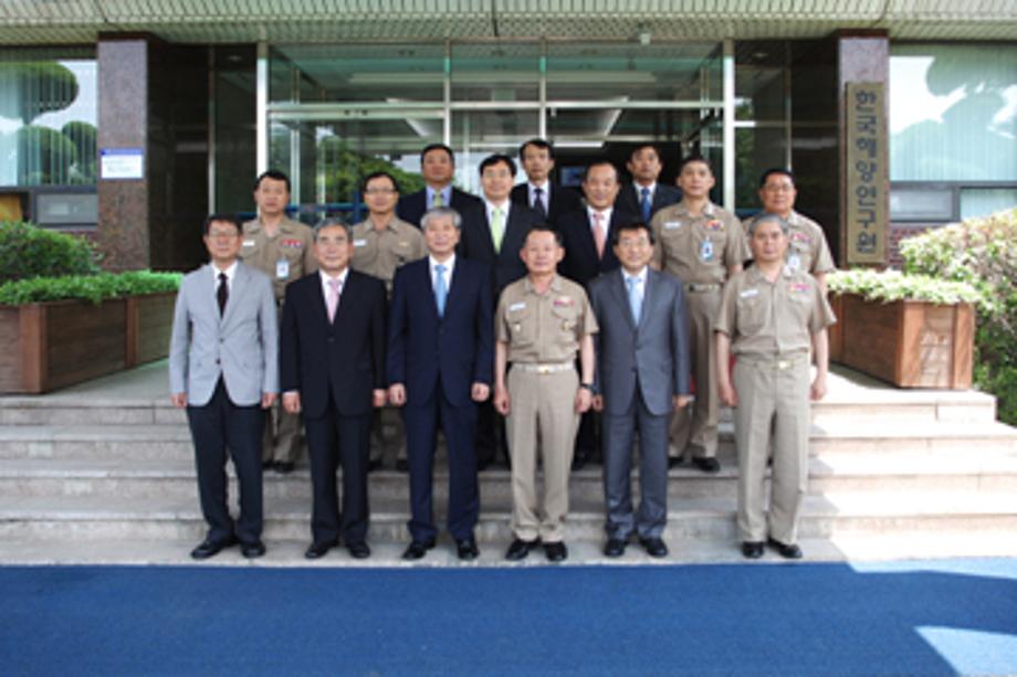 Visit by the chief of navy operations_image1