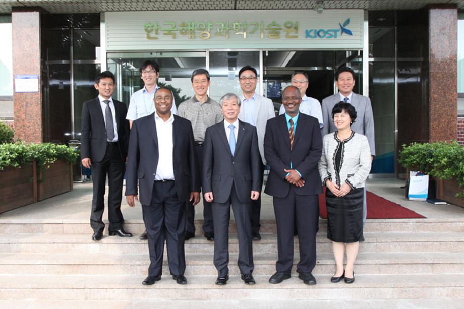 Visit by the deputy director for Marine Environment of South Africa_image1