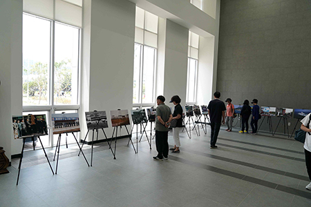 사진 10,11 (좌) 행정동 1층과 (우) 행사장에 전시된 KIOST의 역사 및 신청사 건립 기록