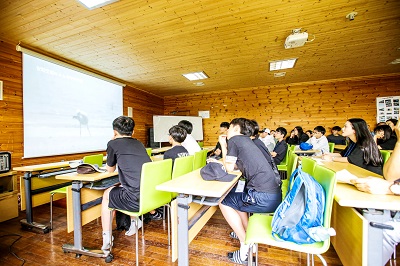 사진 6. 강화갯벌센터의 소개 영상을 시청하는 학생들 모습