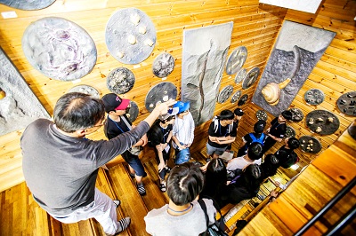 사진 9,10. 강화갯벌센터 내부에 전시된 각종 조형물을 견학하는 청소년들 