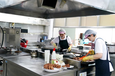 사진 4. 직원들의 점심을 준비하는 구내식당 직원들 모습