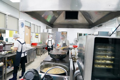 사진 5. 직원들의 점심을 준비하는 구내식당 직원들 모습