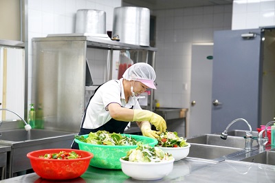 사진 6. 직원들의 점심을 준비하는 구내식당 직원들 모습