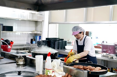 사진 7. 직원들의 점심을 준비하는 구내식당 직원들 모습