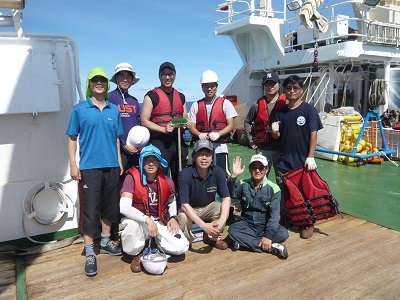 사진 3. 서태평양 해양탐사 중 온누리호 선상에서 연구팀