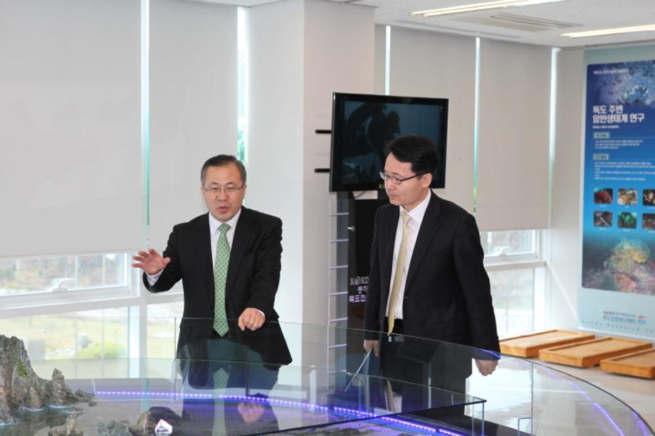 Mr. JO Yul-rae, head of the Office of R&D Policy of the Ministry of Education, Science and Technology, visits KORDI_image1