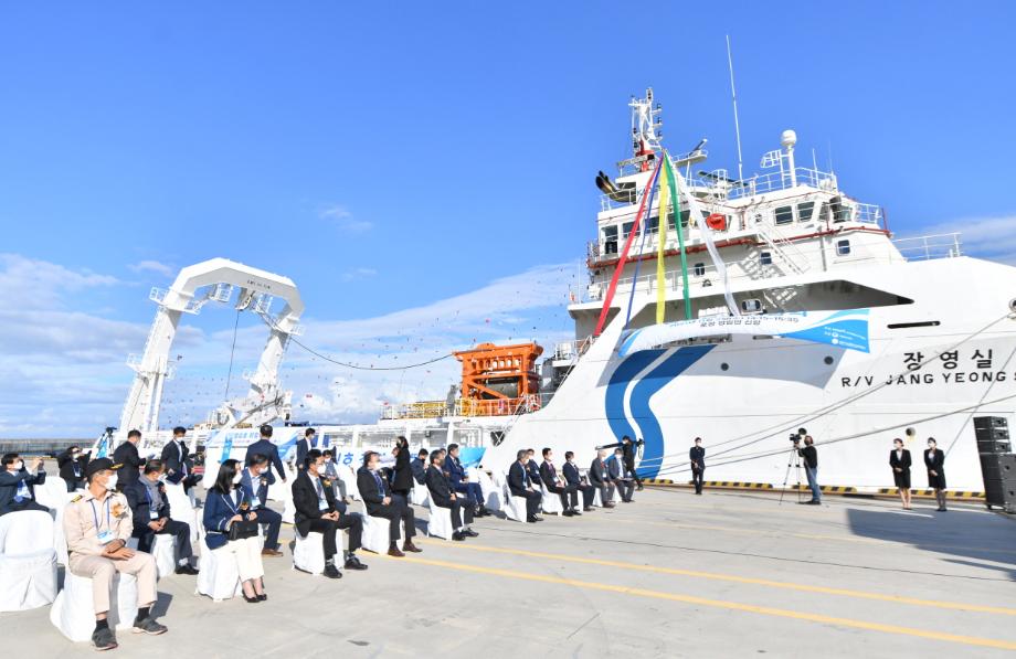 the launch ceremony for the Jangyeongsil, a ship designed to test and evaluate marine equipment and robots_image1