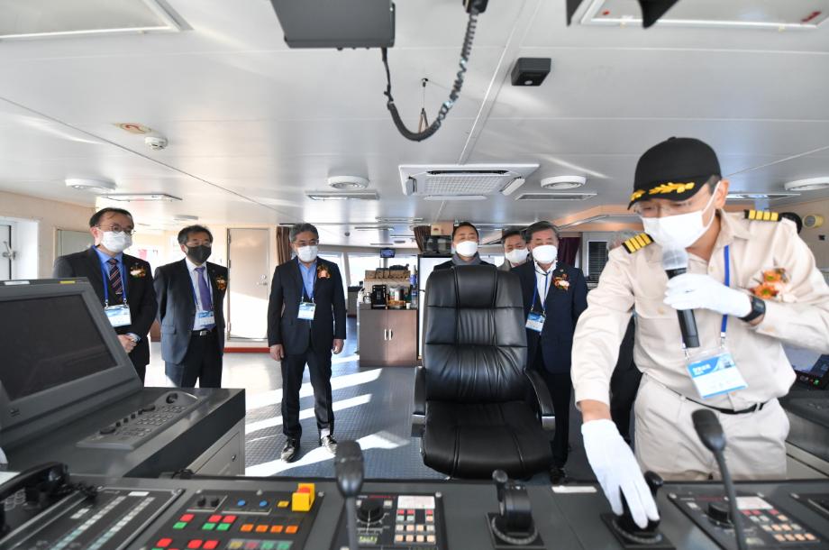 the launch ceremony for the Jangyeongsil, a ship designed to test and evaluate marine equipment and robots_image2
