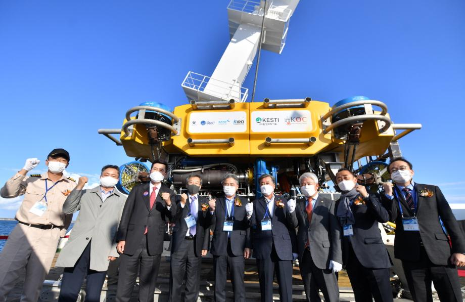the launch ceremony for the Jangyeongsil, a ship designed to test and evaluate marine equipment and robots_image3