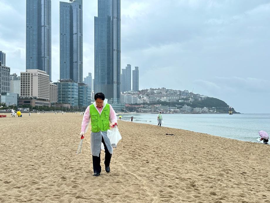 KIOST conducts Haeundae Beach cleanup activities to commemorate its 50th anniversary_image1