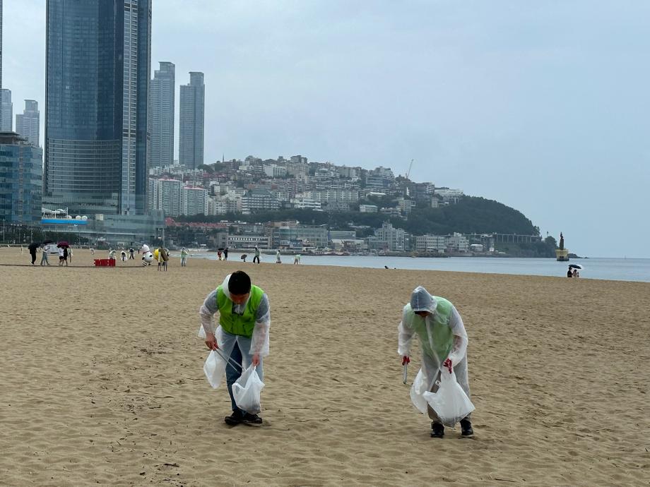KIOST conducts Haeundae Beach cleanup activities to commemorate its 50th anniversary_image2
