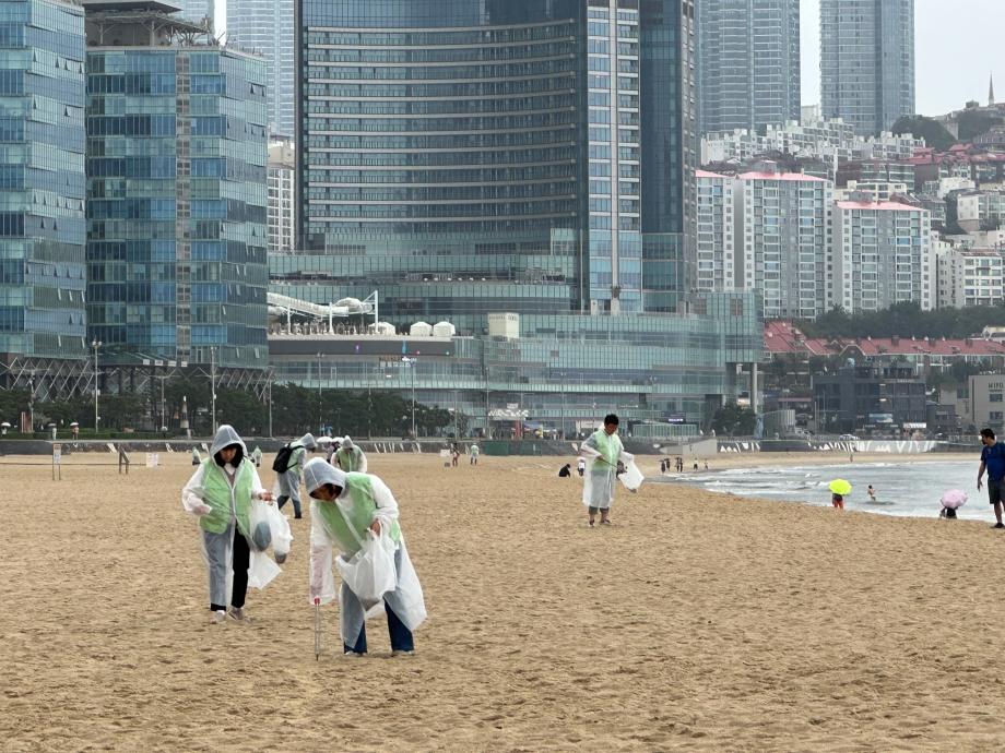 KIOST conducts Haeundae Beach cleanup activities to commemorate its 50th anniversary_image3