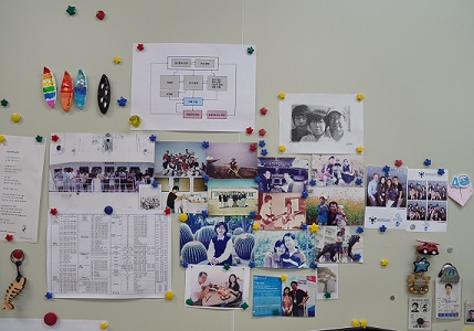   사진 4. 남해연구소 연구실 한쪽 벽을           가득 채운 가족사진 
