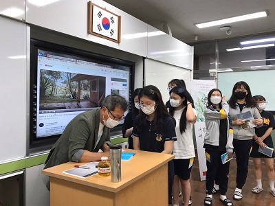 사진 9. 부산 서여자고등학교 인문학 페스티벌에서 특강 후 저서에 사인하는 모습(2019년)