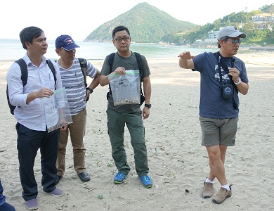 사진 10. APEC 역량강화 워크숍에서 개도국 교육생들에게 해변의 미세플라스틱 조사 방법을 설명하고 있는 모습(2017년)