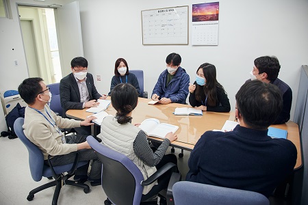 사진 1, 2, 3. 화기애애한 분위기에서 진행되는 KIOST 연구사업지원실 회의 모습