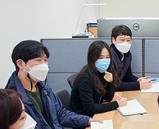 사진 1, 2, 3. 화기애애한 분위기에서 진행되는 KIOST 연구사업지원실 회의 모습