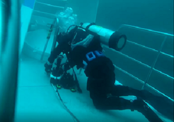 사진15. 수중 잠수함 선체에 청음시스템 장비를 설치하고 있는 서귀포 해경구조대의 모습
