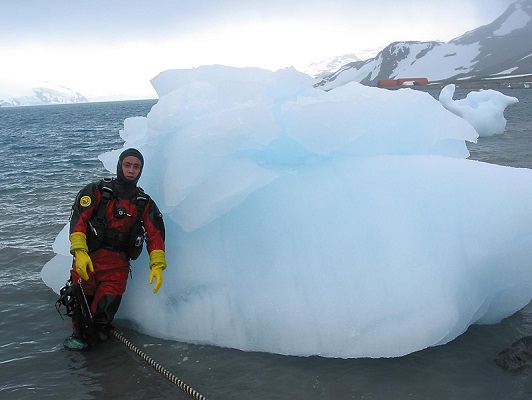 사진 3. 남극세종기지에서 스쿠버다이빙을 하며 극지 해양생물을 연구하던 모습